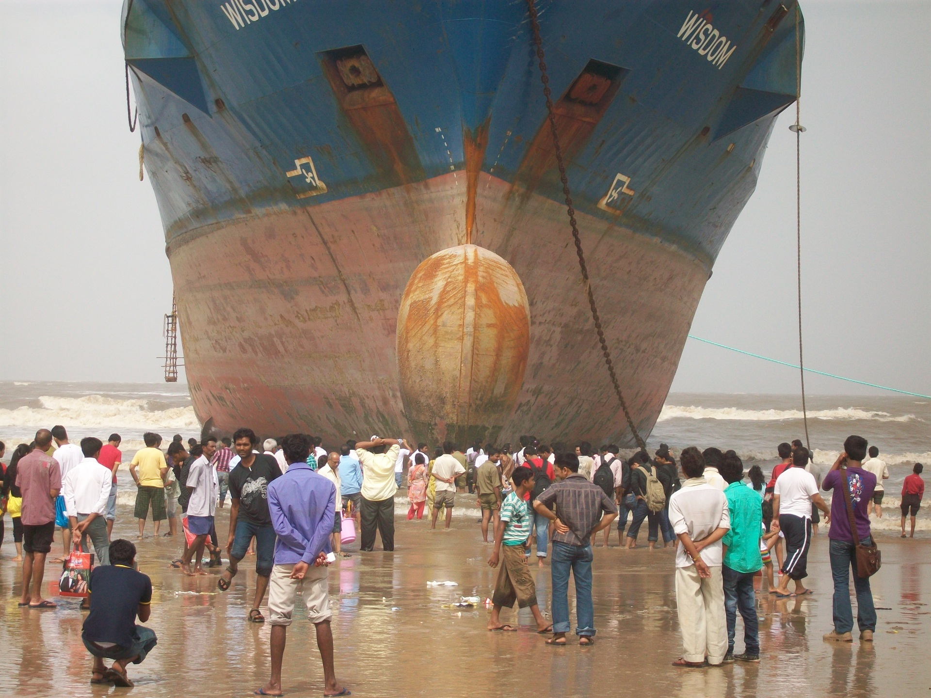 インド日記11年6月 近所のビーチに巨大な廃船が漂着 宇宙でひとりぼっち